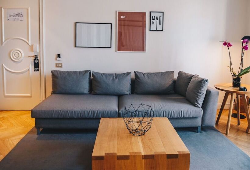 سوییت لوکس, Dear Hotel Madrid