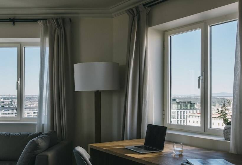 سوییت لوکس, Dear Hotel Madrid
