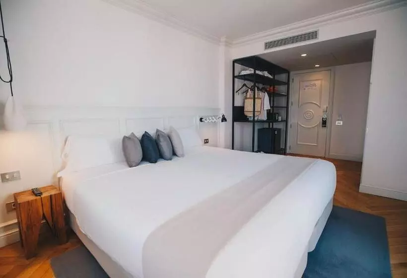 اتاق لوکس, Dear Hotel Madrid