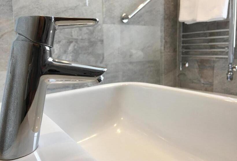 חדר סטנדרט לשלושה, Applewood