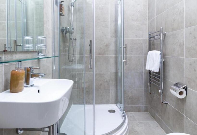 חדר סטנדרט לשלושה, Applewood