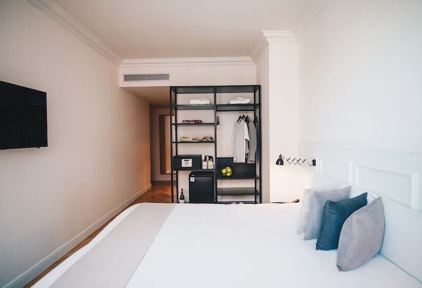 اتاق خانوادگی تودرتو, Dear Hotel Madrid