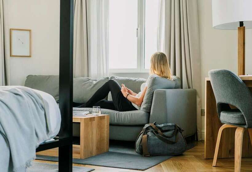 سوییت لوکس, Dear Hotel Madrid