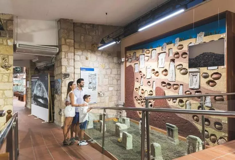 اتاق لوکس با چشم‌انداز دریا, Lu  Hotel Maladroxia