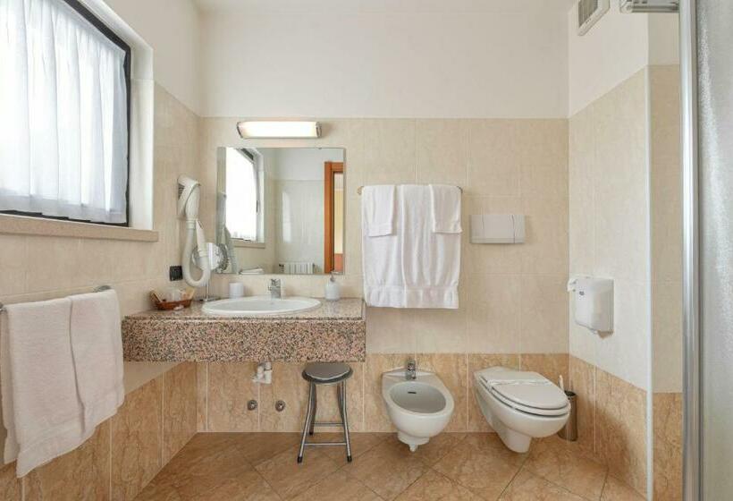 اتاق استاندارد با بالکن, Postumia