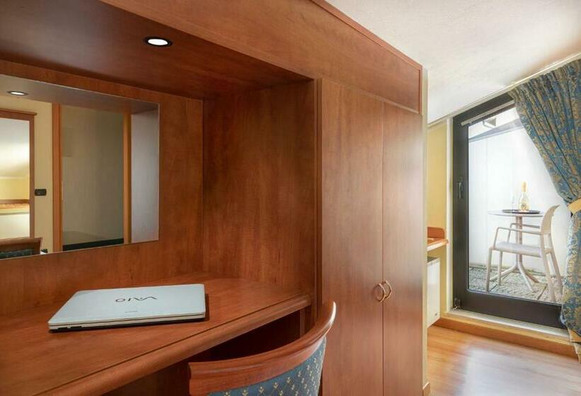 اتاق استاندارد با بالکن, Postumia