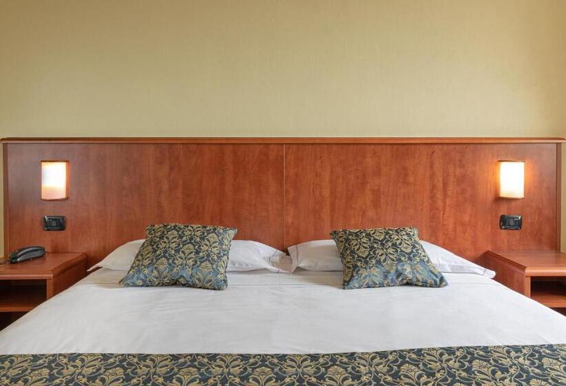 اتاق اکونومی, Postumia