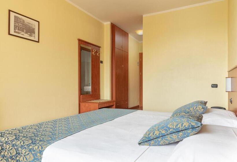 اتاق اکونومی, Postumia