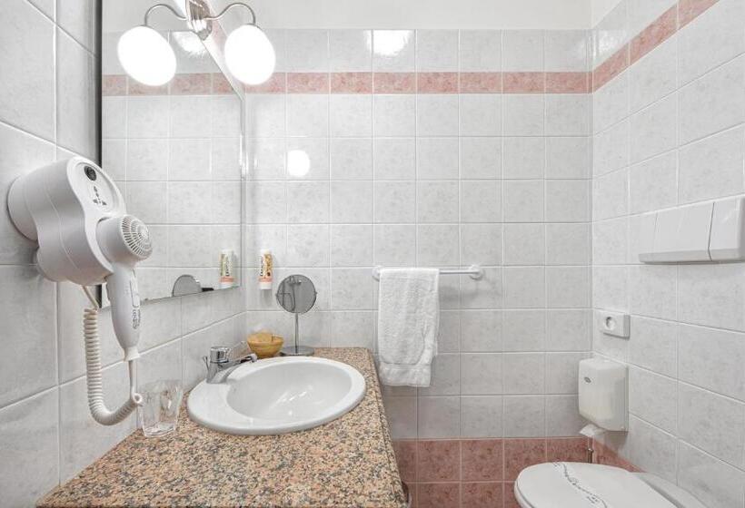 اتاق استاندارد با بالکن, Postumia