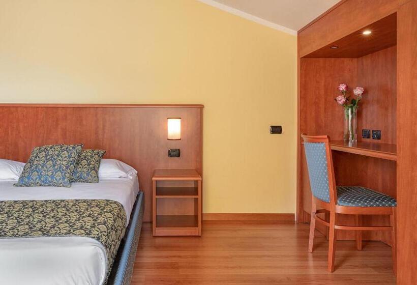 اتاق استاندارد با بالکن, Postumia