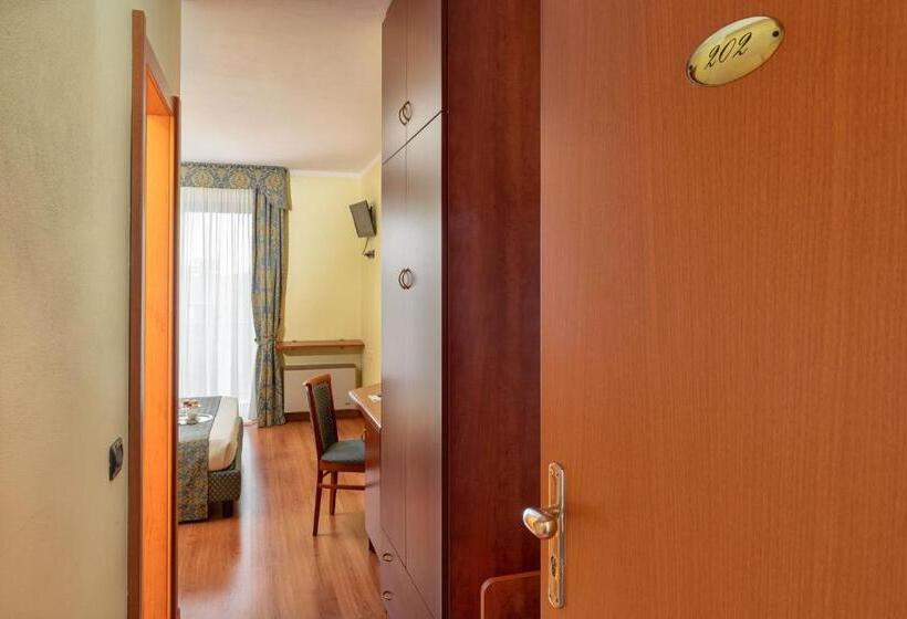 اتاق استاندارد با بالکن, Postumia