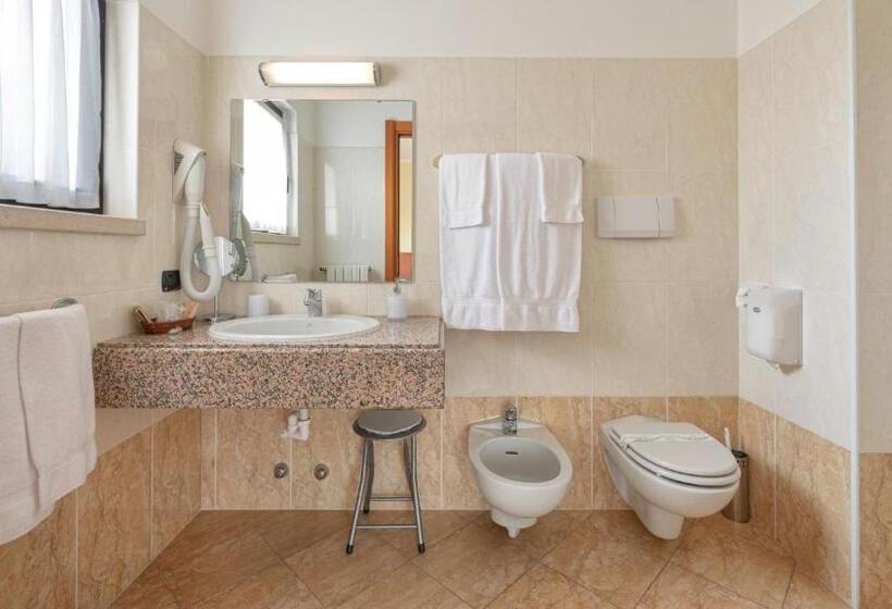 اتاق استاندارد سه تخته با بالکن, Postumia