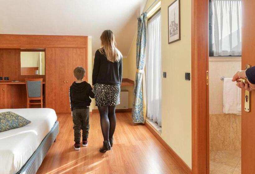 اتاق استاندارد چهارنفره با بالکن, Postumia