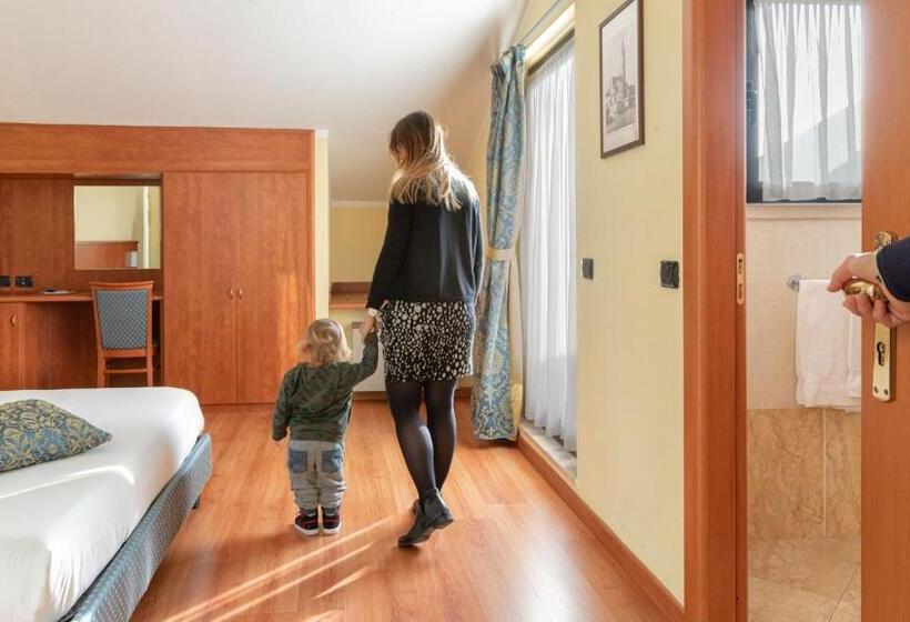 اتاق استاندارد چهارنفره با بالکن, Postumia