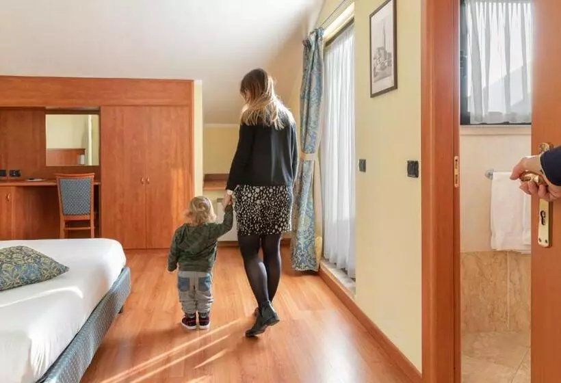 اتاق استاندارد چهارنفره با بالکن, Postumia