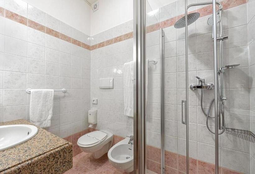 اتاق کلاس بیزنس, Postumia