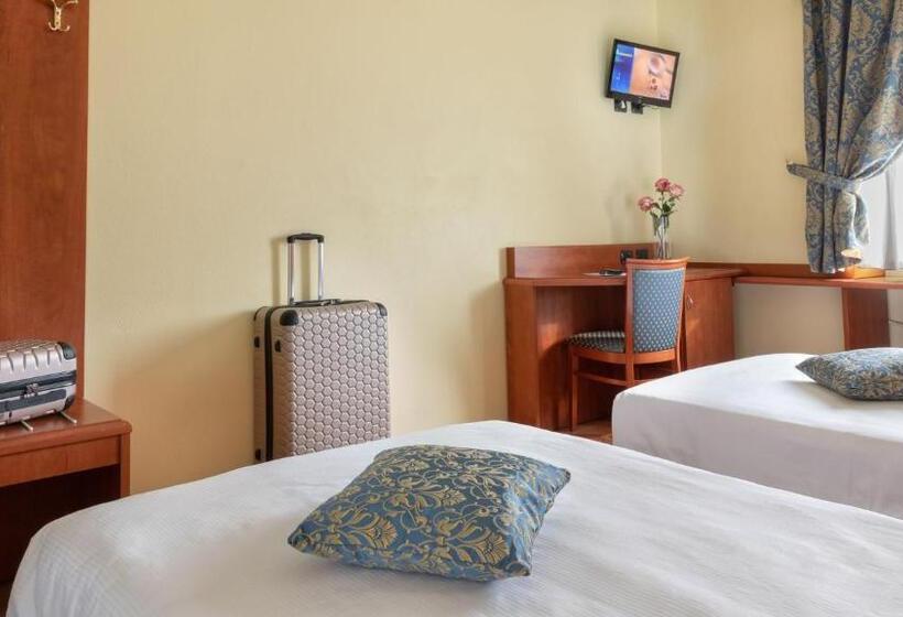 اتاق سوپریور, Postumia