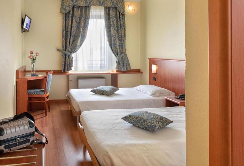 اتاق سوپریور, Postumia