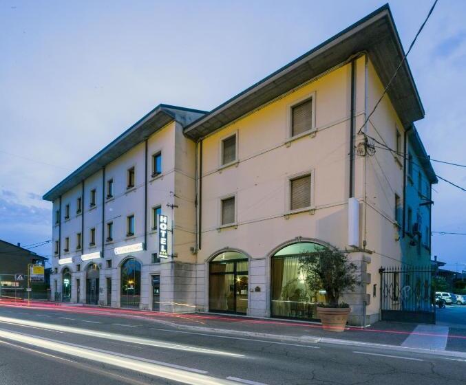 اتاق سوپریور, Postumia