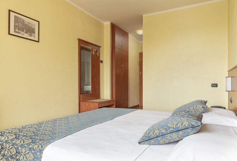 اتاق اکونومی, Postumia