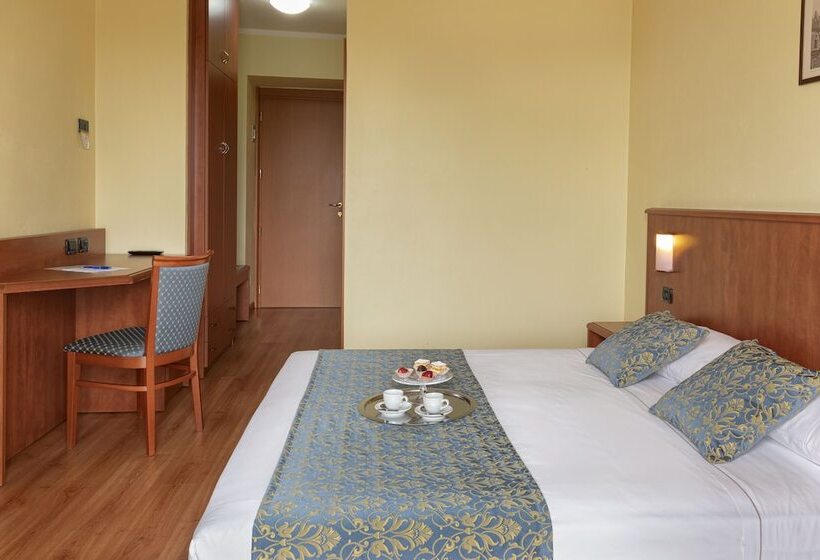 اتاق اکونومی, Postumia