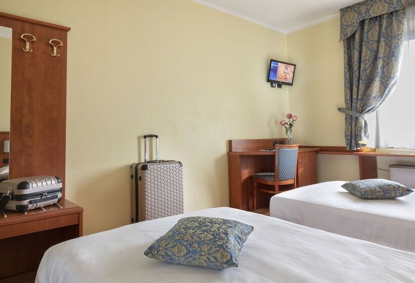 اتاق سوپریور, Postumia