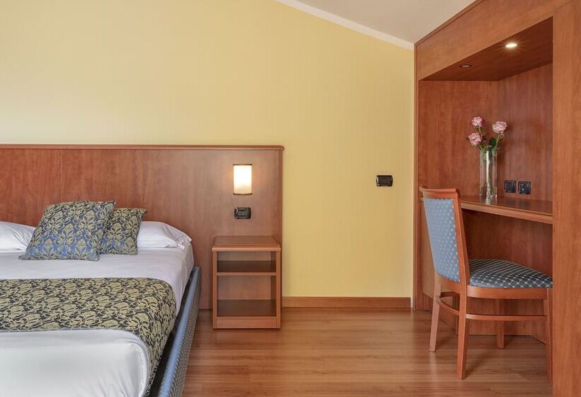 اتاق سوپریور, Postumia