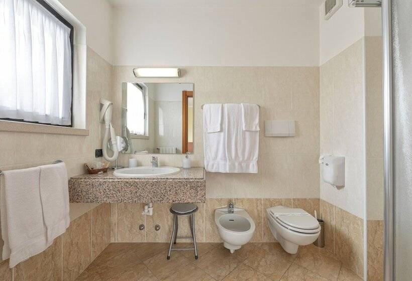 اتاق سوپریور, Postumia