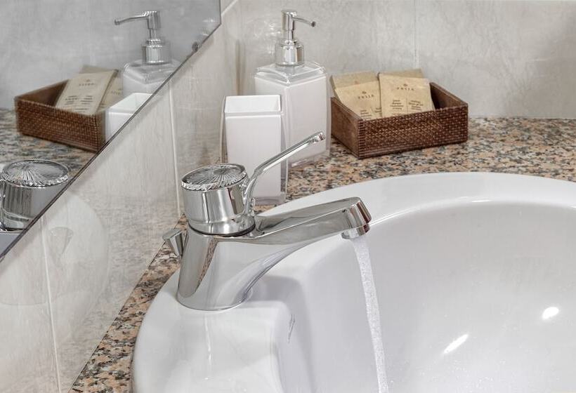 اتاق سوپریور, Postumia