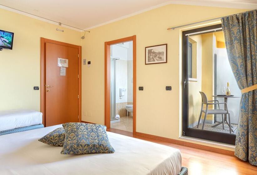 اتاق استاندارد چهارنفره با بالکن, Postumia