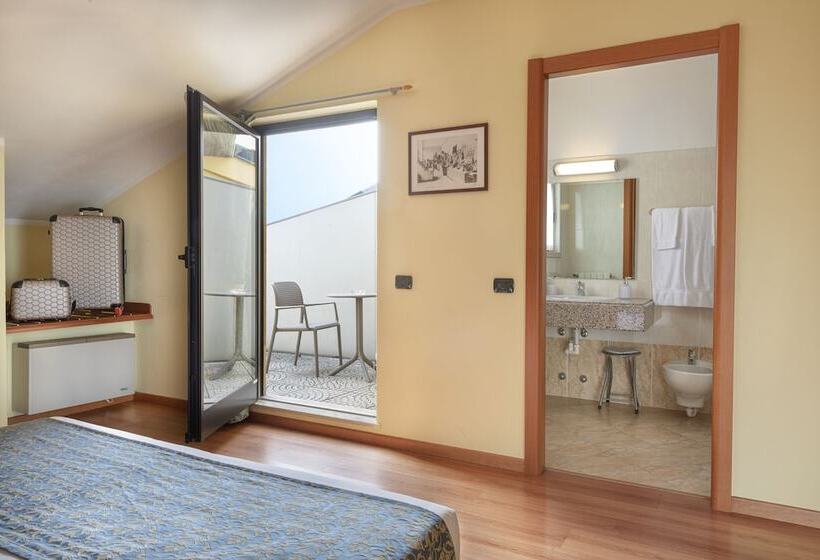 اتاق استاندارد چهارنفره با بالکن, Postumia