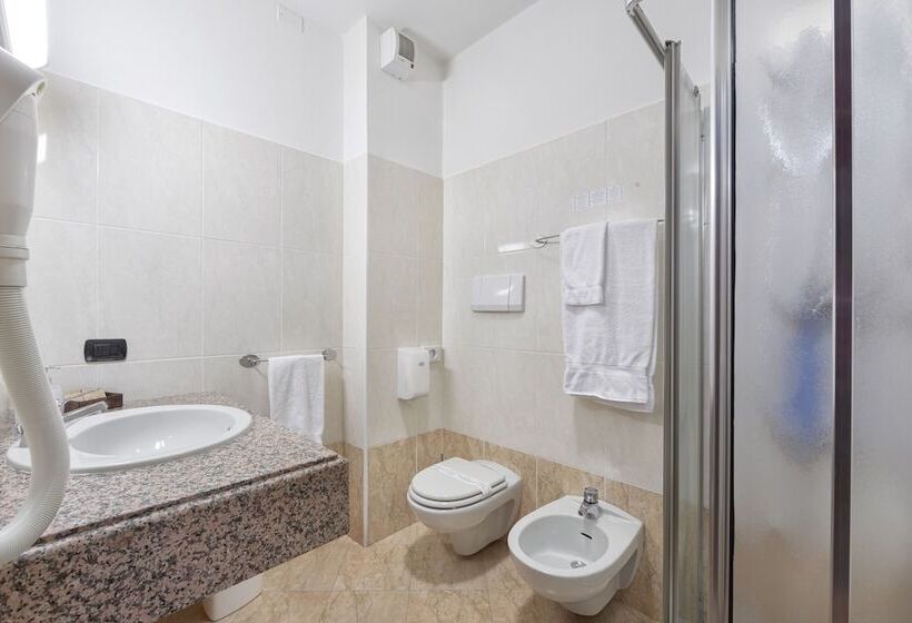 اتاق استاندارد چهارنفره با بالکن, Postumia