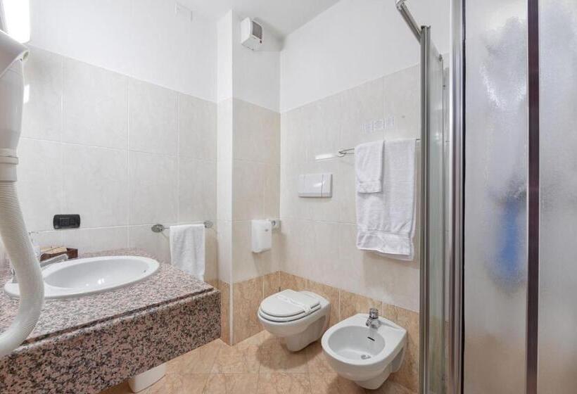 اتاق استاندارد با بالکن, Postumia