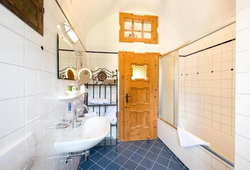 غرفة عائلية, Schloss Thannegg