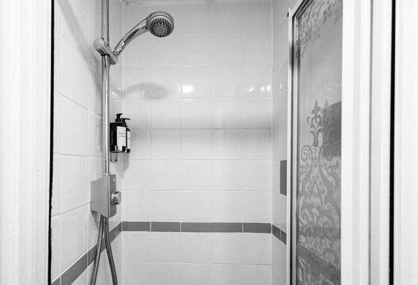 غرفة أساسية, The Wadham