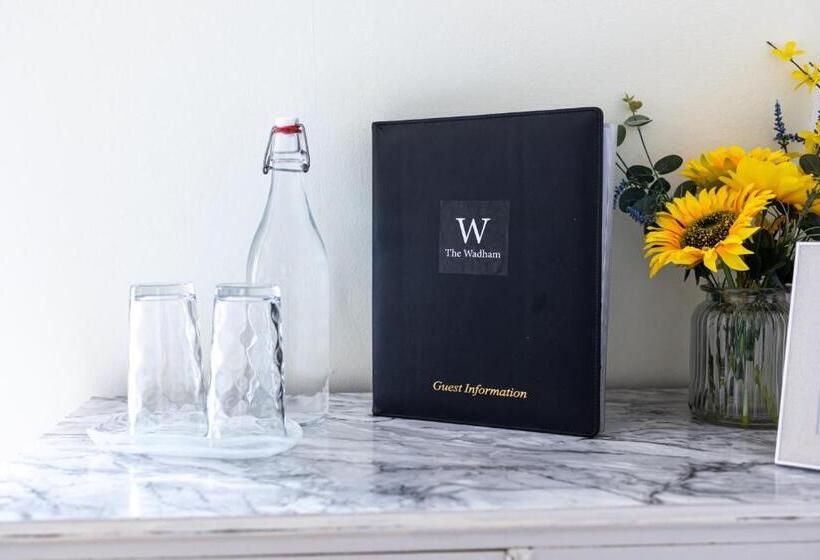 غرفة أساسية, The Wadham