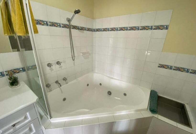 استودیوی استاندارد, Banyan Place