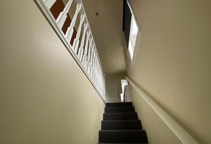 استودیوی استاندارد, Banyan Place