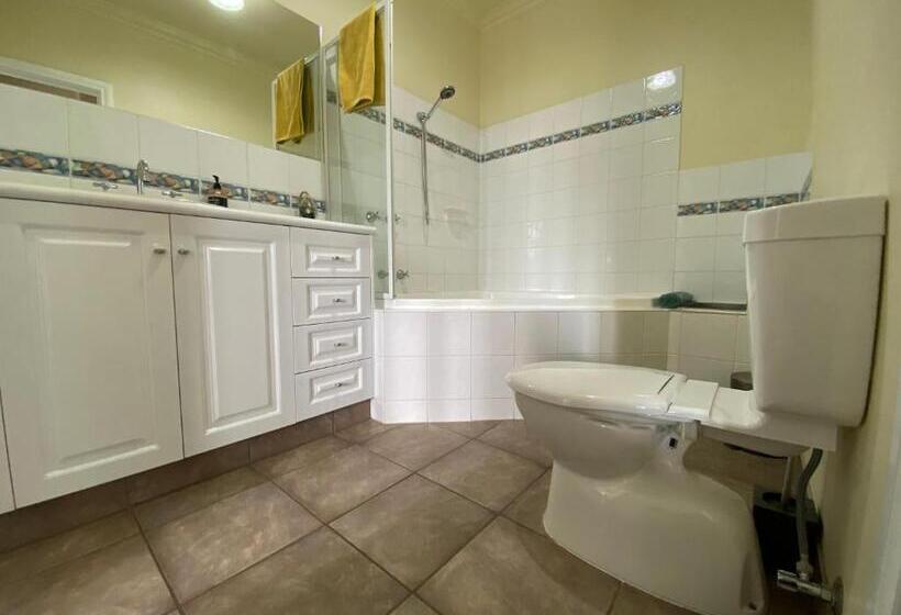 استودیوی استاندارد, Banyan Place