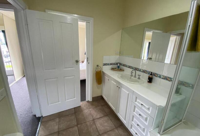 استودیوی استاندارد, Banyan Place