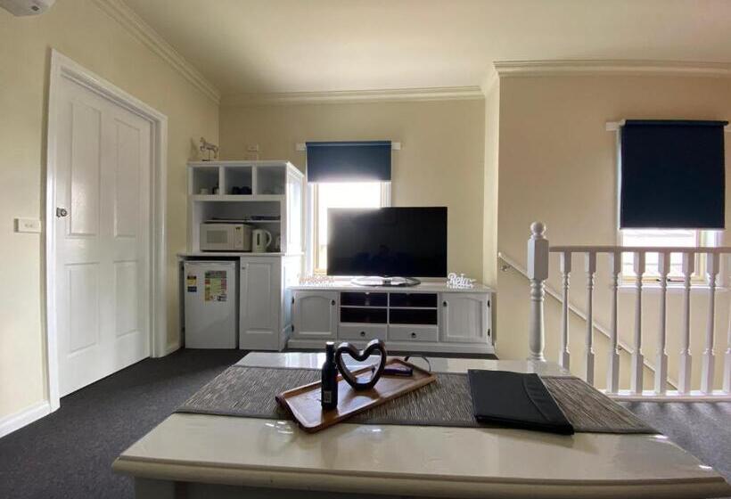 استودیوی استاندارد, Banyan Place