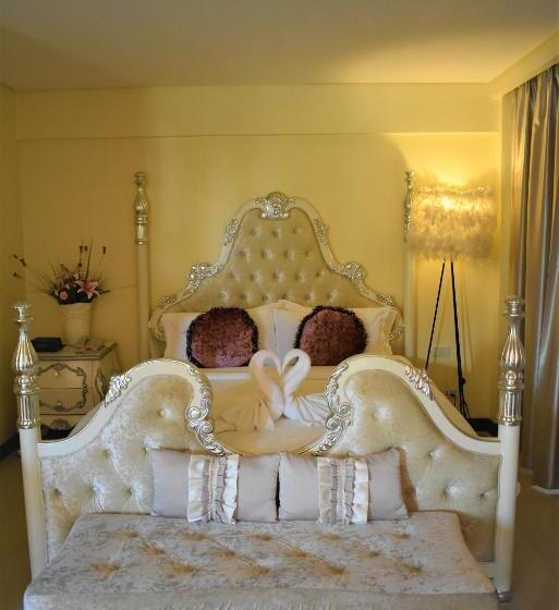 스위트 킹사이즈 침대, Golden Phoenix Hotel Boracay