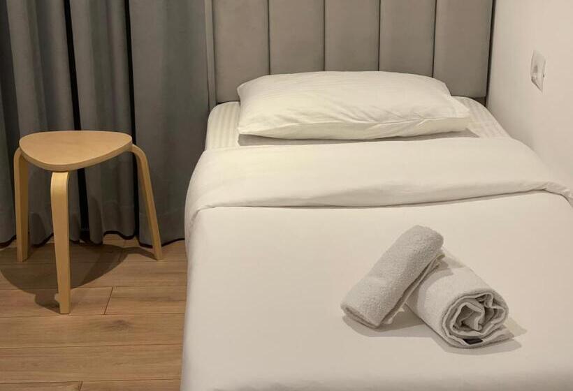 スタンダードトリプルルーム, Aulona