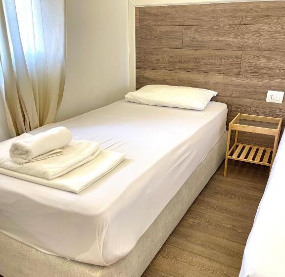 エコノミートリプルルーム, Aulona