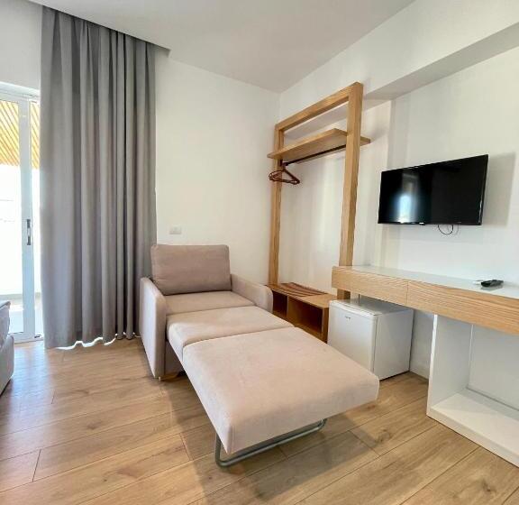 バルコニー付きスタンダードトリプルルーム, Aulona