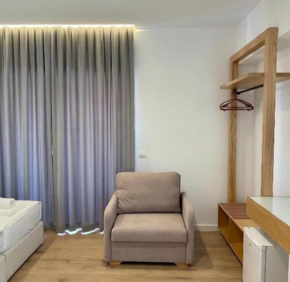 バルコニー付きスタンダードトリプルルーム, Aulona