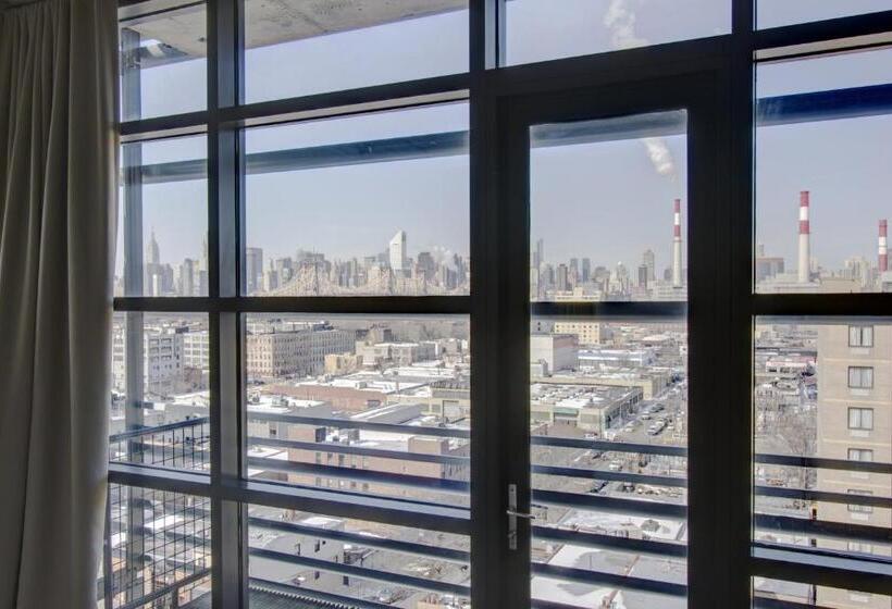 带观景的标准间, Boro