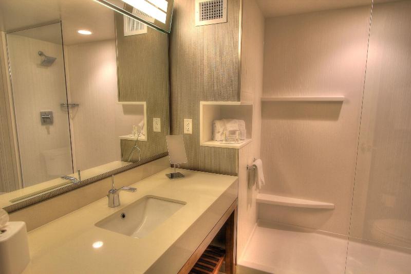 חדר סטנדרט עם מיטת קינג, Courtyard By Marriott Gatlinburg Downtown