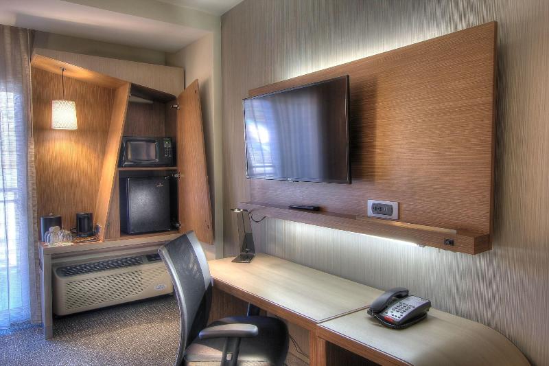 חדר סטנדרט עם מיטת קינג, Courtyard By Marriott Gatlinburg Downtown