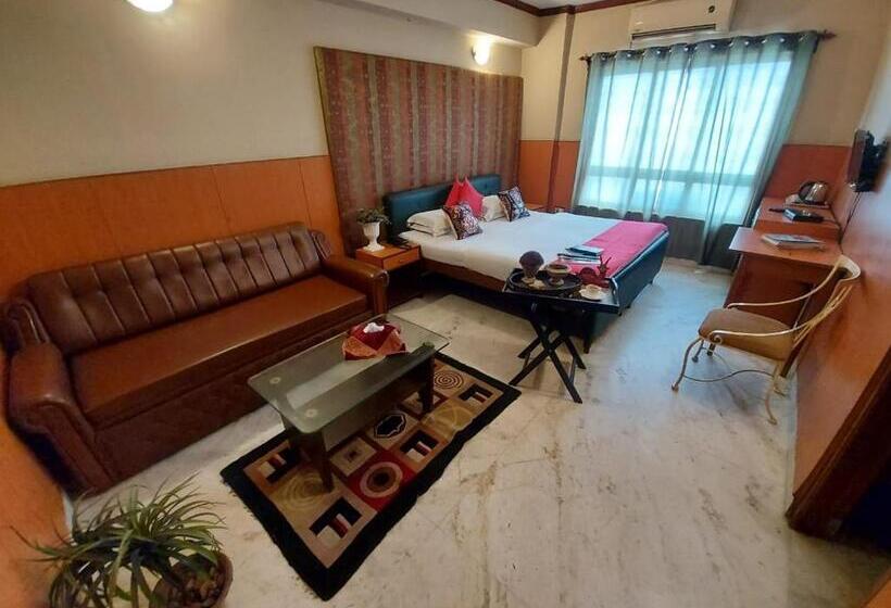 سوییت لوکس, Malik Guest House